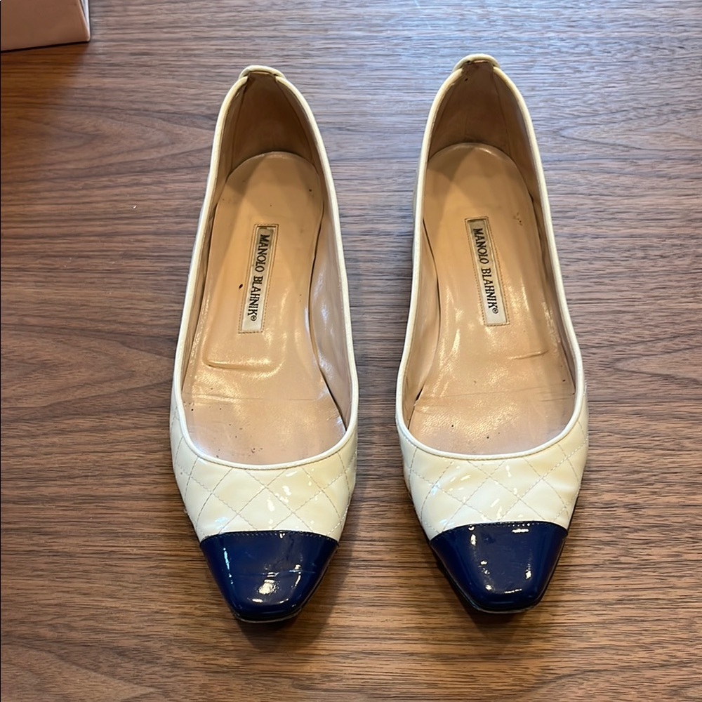 Manolo Blahnik white and navy size 38.5/8.5 patent leather flats
